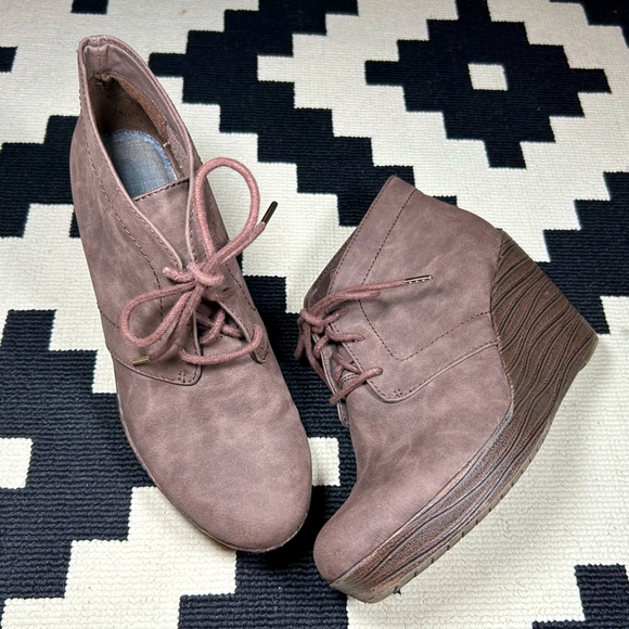Comfiest, DR. SCHOLL’S, lace up wedges!! - Picture 1 of 11